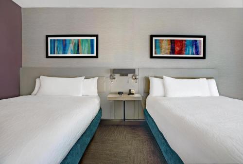 2 queen beds