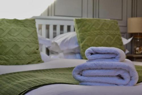 1 king bed, 2 twin beds
