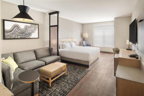 2 queen beds, 1 sofa bed