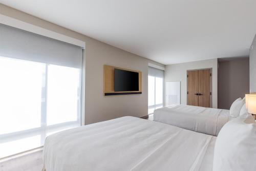 2 queen beds, 1 sofa bed