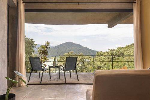 Modern Loft - Spectacular Mountain and Lake Views