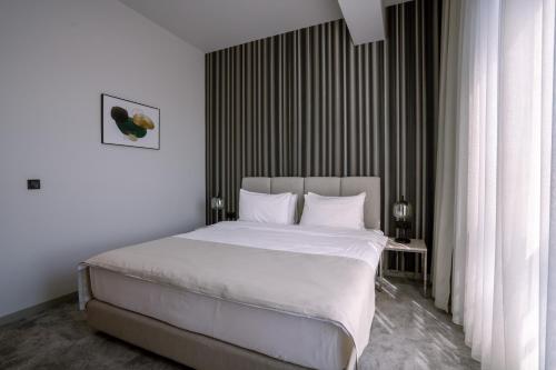 1 king bed, 1 sofa bed