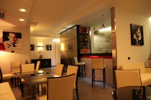 Паб/Коктейль-бар, Hotel Visagi in Помпеї