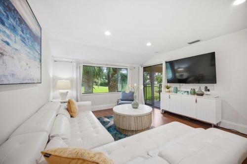 Saddlebrook Golf Course view Condo with Kitchen