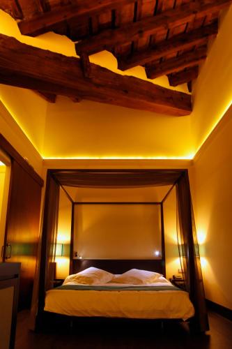 2 twin beds, 1 sofa bed