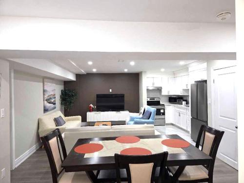 . Kempsford Retreat - 2BR Near Pearson Sleeps 4