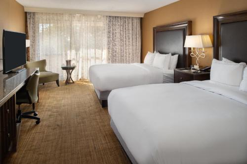 2 queen beds