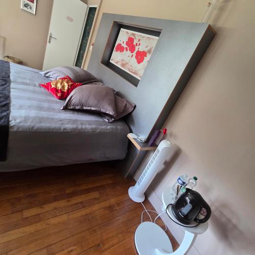 1 queen bed, 1 double bed
