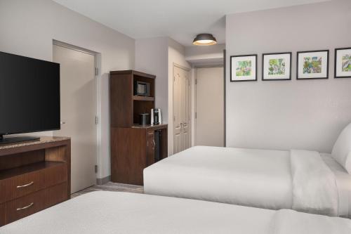 2 queen beds