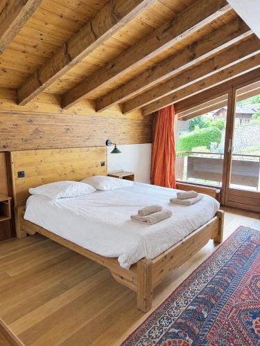 1 queen bed, 2 twin beds, 1 sofa bed