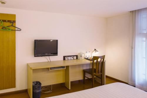 Motel Zhangjiagang Jingang Town Middle Changjiang Road Government Motel Zhangjiagang Jingang Town Middle Changjiang is conveniently located in the popular Zhangjiagang area. The property offers guests a range of services and amenities designed to provide comfort and