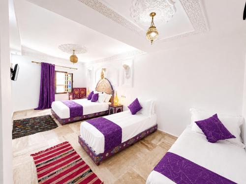1 king bed, 3 twin beds