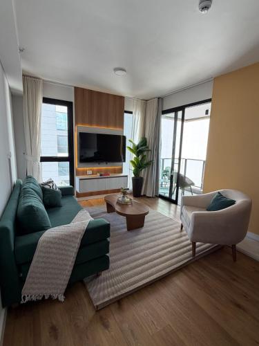 Modern 2BR Apt Steps from Shopping Mariscal