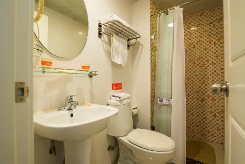 Home Inn Dalian Changxing Island Santang Commercial Street Home Inn Dalian Changxing Island Santang Commercia is conveniently located in the popular Wafangdian City area. Both business travelers and tourists can enjoy the propertys facilities and services. T