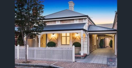 Casa Mia | 1880s Villa, 2 Carparks, Near Oval