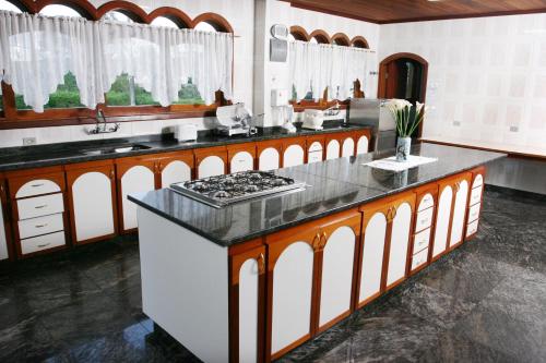 Kitchen, Pousada Recanto Almeida in Campos Do Jordao