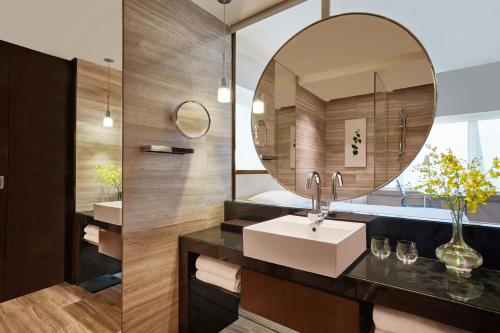 Camera doppia, executive, vista sul porto, accesso al salone comune