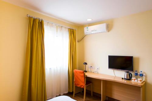 Home Inn Dalian Peoples Square Xinkai Road Home Inn Dalian Peoples Square Xinkai Road is conveniently located in the popular Re Min Square area. The property offers a high standard of service and amenities to suit the individual needs of all 