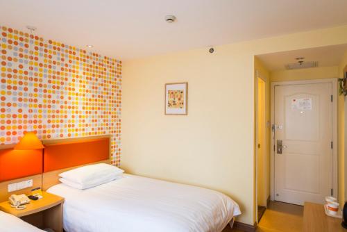 Home Inn Linyi Yishui Xinhua Road Yihe Xian Stop at Home Inn Linyi Yishui Xinhua Road Yihe Xian to discover the wonders of Linyi. Featuring a satisfying list of amenities, guests will find their stay at the property a comfortable one. Free Wi-