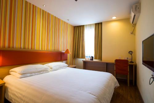 Home Inn Nantong Shiji Avenue Chongchuan Technology Park Home Inn Nantong Shiji Avenue Chongchuan Technolog is conveniently located in the popular Chongchuan area. The property features a wide range of facilities to make your stay a pleasant experience. Ser