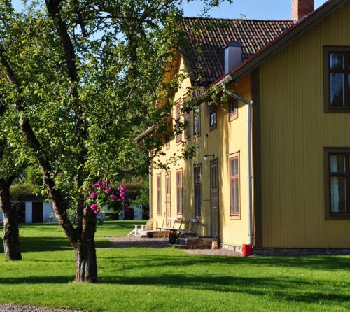 STF Glasbruket Hostel & Apartments - Accommodation - Borensberg
