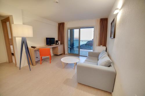 Riviera Vista Riviera Vista is a popular choice amongst travelers in Gran Canaria, whether exploring or just passing through. Featuring a complete list of amenities, guests will find their stay at the property a co