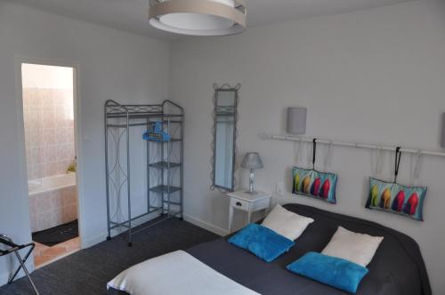 1 queen bed, 2 twin beds