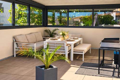36 2 L AIR MARIN Terrasse bioclimatique 4 saisons Detente et confort Netflix sur ecran geant Stationnement gratuit et acces autoroute facile