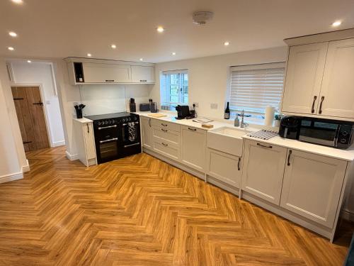 Hill View - Stylish 2-Bed Cottage in Eydon