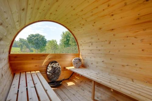 Nature Haven Pond,Pool and Hot Tub