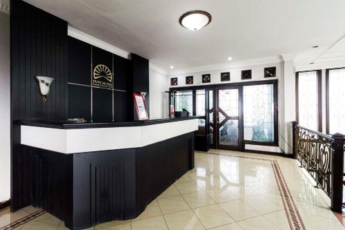 Lobby, RedDoorz Syariah @ Cipanas in Puncak