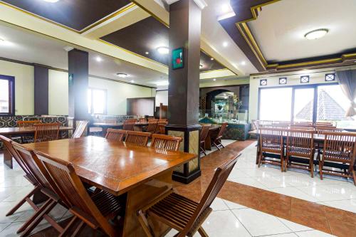 Restaurant, RedDoorz Syariah @ Cipanas in Puncak