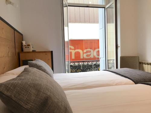 Deluxe Double or Twin Room image 7