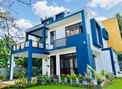 The Lake Breeze Bangalow Embogam