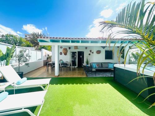Oasis Beach Home I with private jacuzzi
