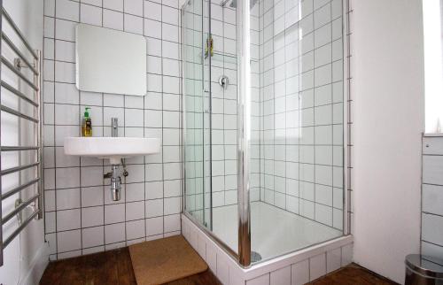 Bathroom, Green Rooms in Greater London North