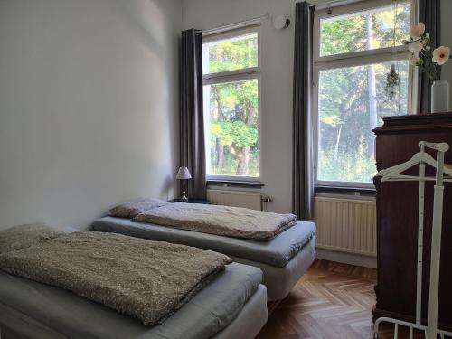 2 twin beds