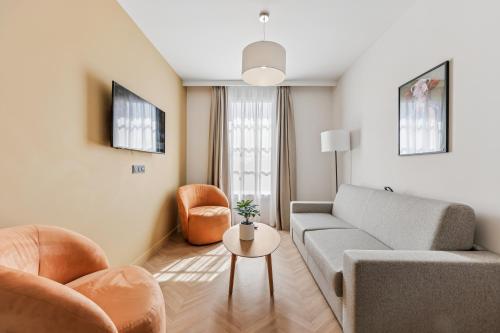 1 queen bed, 1 sofa bed