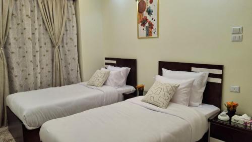 2 twin beds, 1 sofa bed