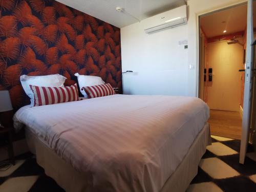1 king bed, 2 twin beds