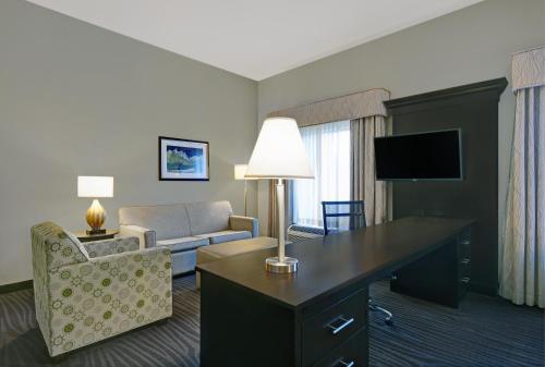 2 queen beds, 1 sofa bed