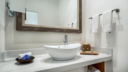 Waves Hotel and Spa by Elegant Hotels - All-Inclusive photo 4