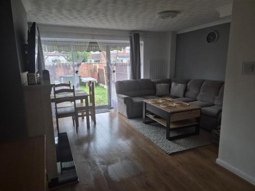 3 bed house in Walsall, perfect for contractors & leisure & free parking