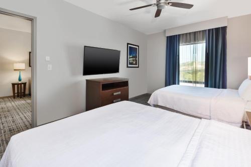2 queen beds, 1 sofa bed