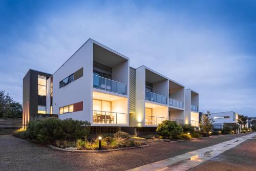 3 bedrooms, 4 beds