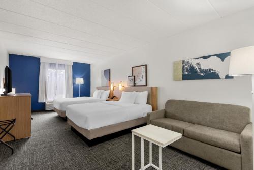 2 queen beds, 1 sofa bed