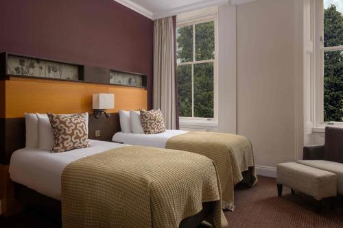 2 twin beds