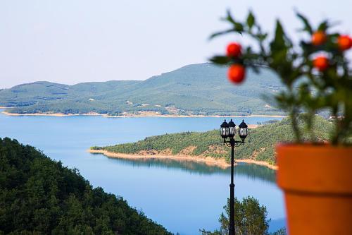 Χρυσοπελεια - Chrisopeleia Lake View