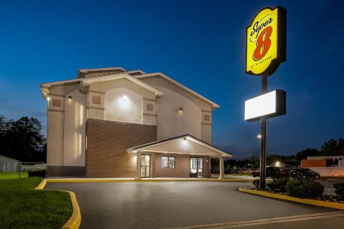 Super 8 by Wyndham New Castle · Bear