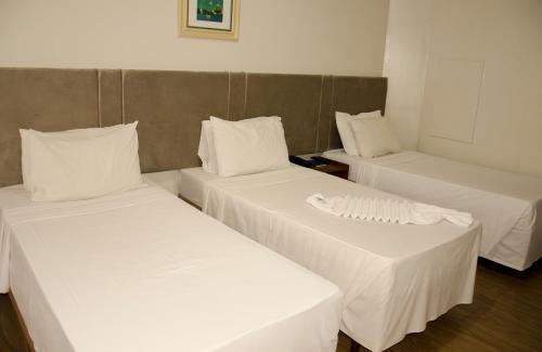 3 twin beds